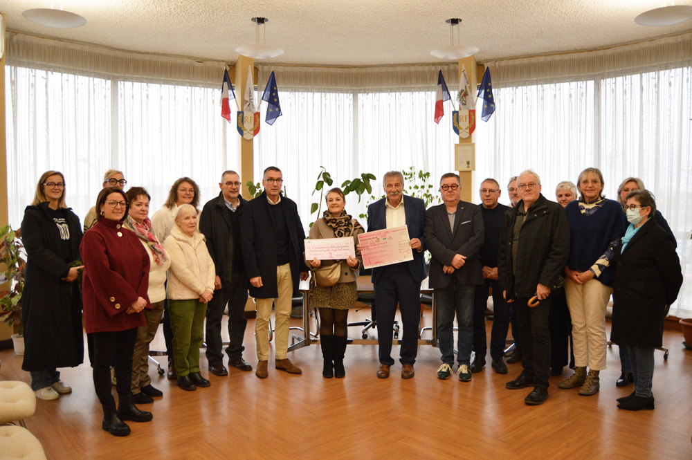 Laurine a reçu 2 100 € pour son association de lutte contre le cancer du sein 